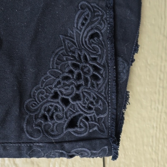 Torrid Classic Skinny Short Short Vintage Stretch Black crochet lace 18 NEW NWT - Picture 6 of 13